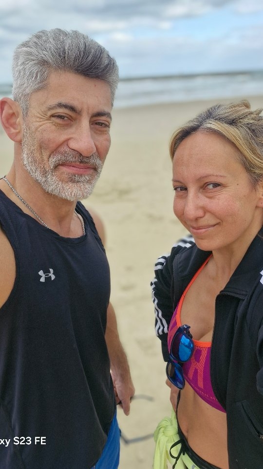 איליה ויוליה - צוות כושר בגאולה על חוף הים